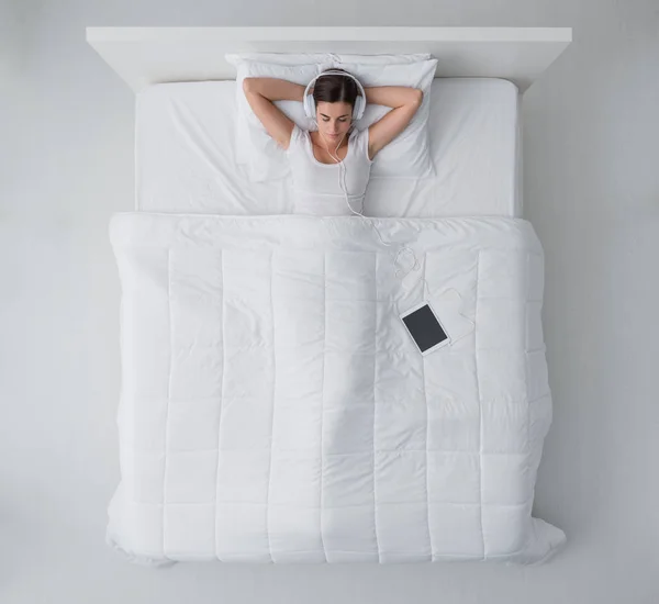 Frau entspannt sich im Bett — Stockfoto