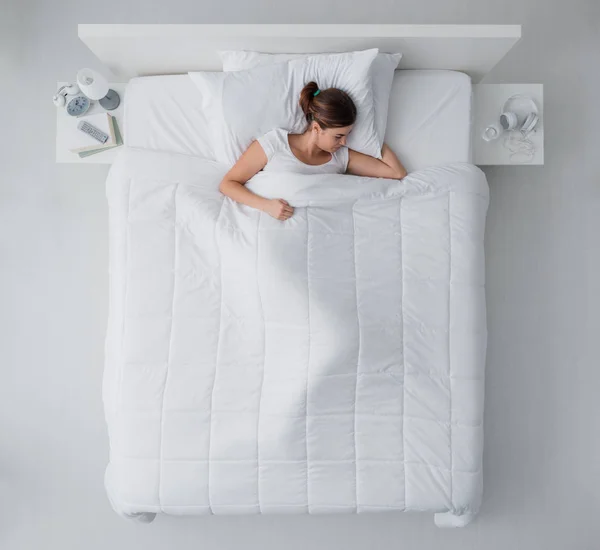 Hermosa mujer durmiendo en la cama — Foto de Stock