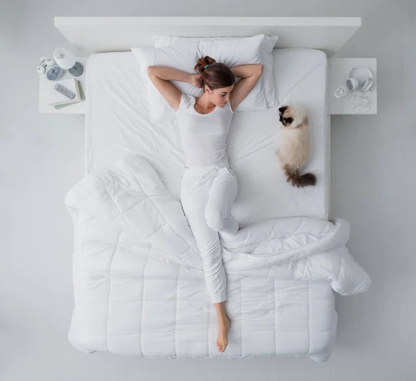 Kadın ve yatak odasında kedisi — Stok fotoğraf