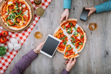Pizza yeme birlikte arkadaşlarım
