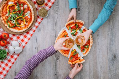 Pizza yeme birlikte arkadaşlarım