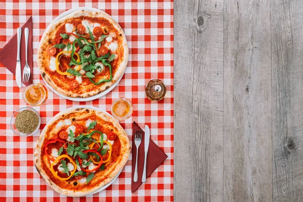 Välsmakande pizza på restaurang — Stockfoto