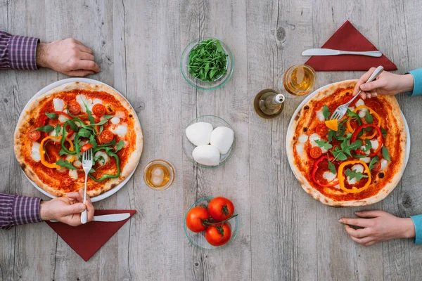 Venner som spiser pizza sammen – stockfoto