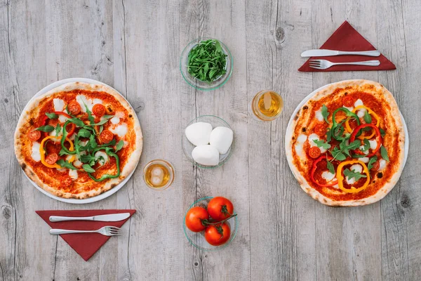 Smaczne pizza rustykalne tabela i składniki komponowania włoskiej flagi — Zdjęcie stockowe
