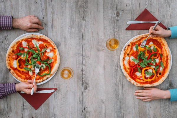 Přátel společně jíst pizzu — Stock fotografie