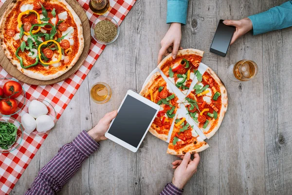 Amici che mangiano pizza insieme — Foto Stock