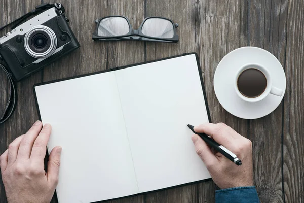 Cuaderno en blanco en un escritorio hipster —  Fotos de Stock