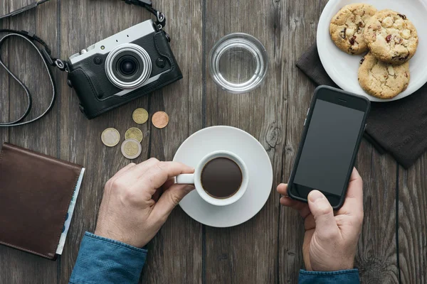 Cameră de epocă, tabletă, o ceașcă de cafea și cookie-uri pe un desktop din lemn — Fotografie, imagine de stoc