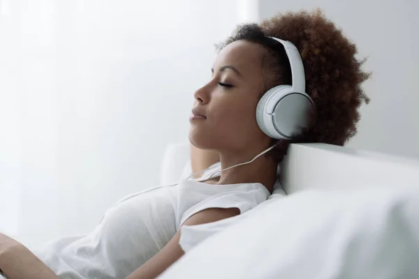 Frau entspannt sich und hört Musik — Stockfoto