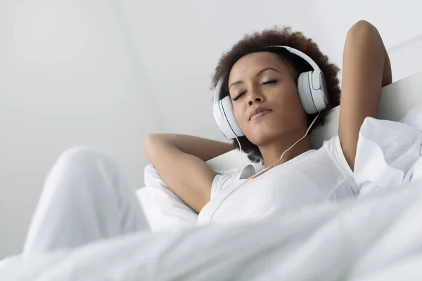 Femeia relaxează și ascultă muzică — Fotografie, imagine de stoc