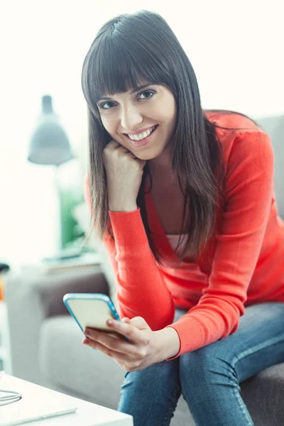 Sorridente donna sms con il suo cellulare — Foto Stock