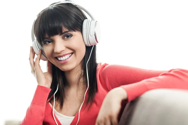 Ung kvinde lytter til musik - Stock-foto