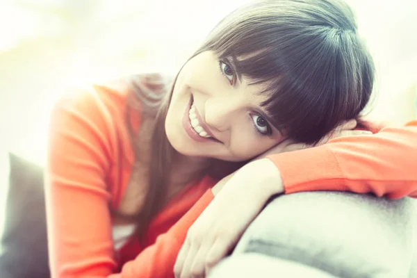 Mujer sonriente en casa —  Fotos de Stock