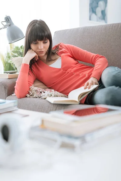 Mujer leyendo una novela —  Fotos de Stock