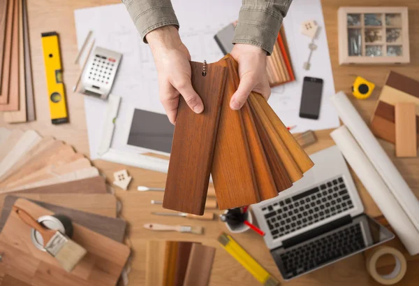 Interior designer choosing a baseboard — Stock Photo, Image