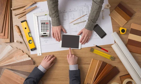 Businessman and construction engineer working together — Stock Photo, Image