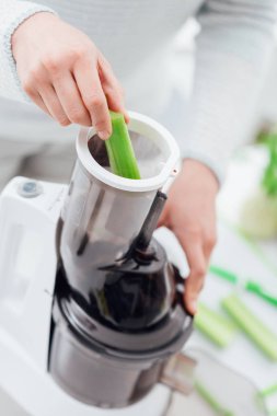 Bir detoks içecek hazırlama kadın