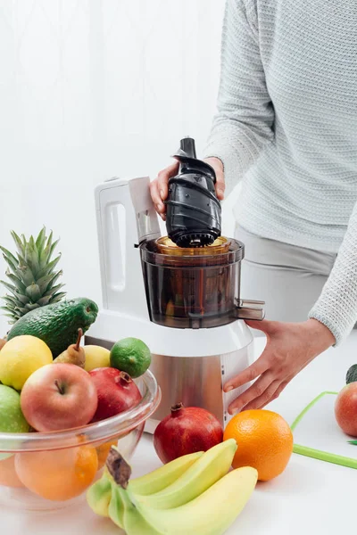 Woman using a juice extractor — Stock Photo, Image