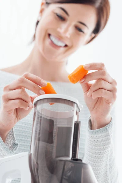 Mujer joven preparando una bebida saludable — Foto de Stock