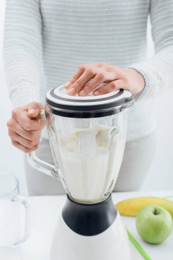 bir blender kullanan kadın
