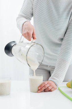 Kadın bir yüzlü bir cam içine dökme