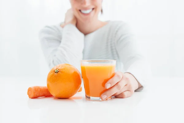 Mujer bebiendo jugo saludable —  Fotos de Stock