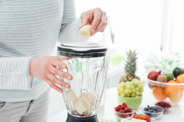 Donna utilizzando un frullatore — Foto Stock