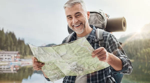 Caminante buscando indicaciones en un mapa — Foto de Stock