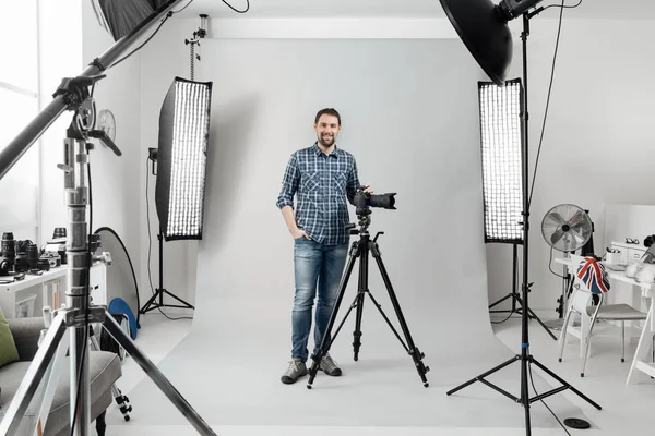 Professionele fotograaf poseren in de studio — Stockfoto