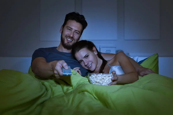 Casal assistindo filmes — Fotografia de Stock