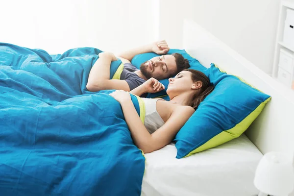 Pareja durmiendo en la cama — Foto de Stock