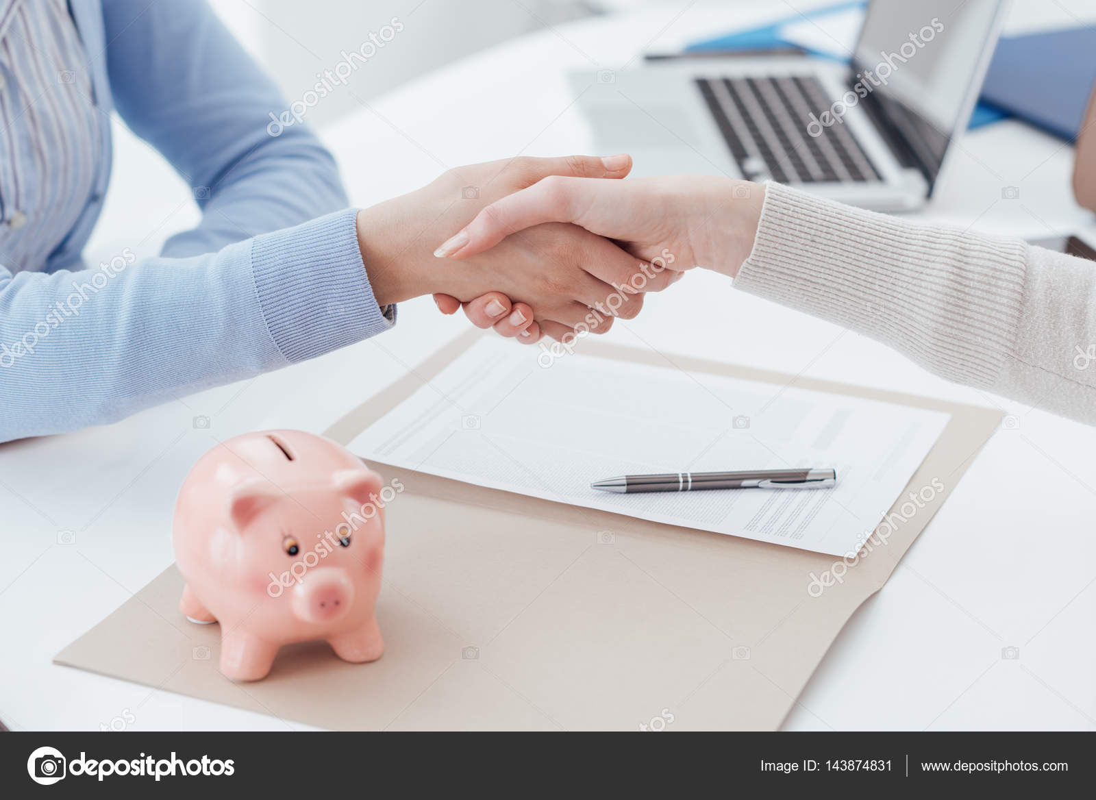 Photo libre de droit de Tirelire Cochon Budget banque d'images et plus  d'images libres de droit de Activité bancaire - Activité bancaire, Activité  commerciale, Billet de banque - iStock