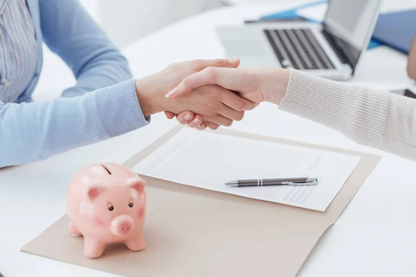 Consulente finanziario e incontro con i clienti in ufficio e stringersi la mano — Foto Stock