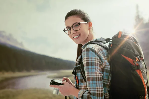 Junge Fotografin fotografiert in der Natur — Stockfoto