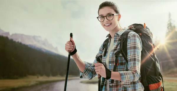 Mujer practicando la marcha nórdica — Foto de Stock