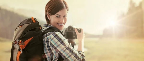 Fotograf fotografujący na zewnątrz — Zdjęcie stockowe