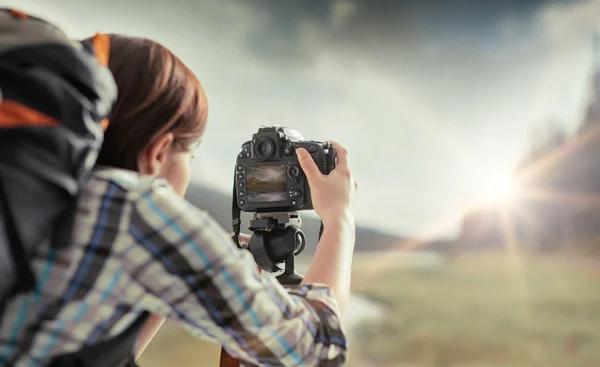 Fotograf schießt im Freien — Stockfoto