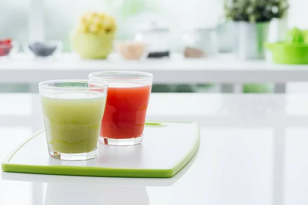 Succhi freschi rossi e verdi su un tavolo, un concetto di dieta sana — Foto Stock