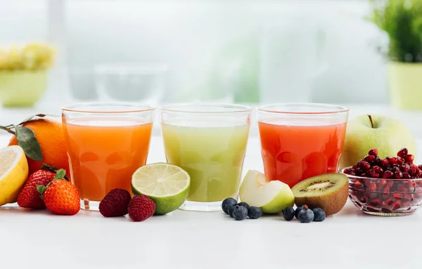 Sucos coloridos saudáveis — Fotografia de Stock
