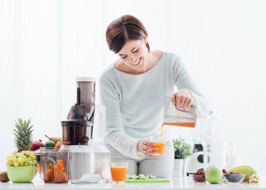 Kereviz ve diğer yeşillikleri ile bir suyu emme kullanarak ve sağlıklı bir detoks hazırlama kadın iç