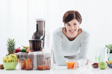 Kereviz ve diğer yeşillikleri ile bir suyu emme kullanarak ve sağlıklı bir detoks hazırlama kadın iç