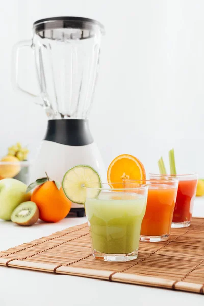 Mélangeur et jus de fruits — Photo