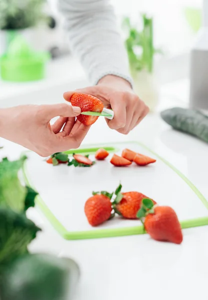 Woman preparing strawberries — Stock Photo, Image