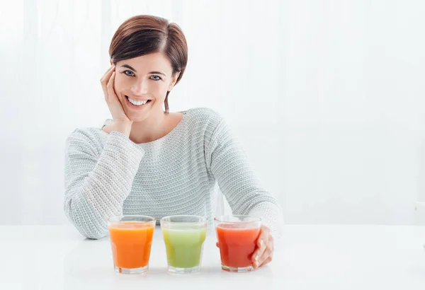 Kvinna med en juice extractor och förbereda en hälsosam detox drink med selleri och andra gröna — Stockfoto
