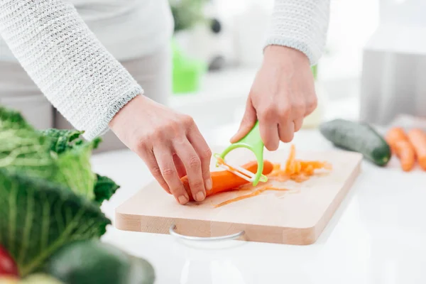 Woman preparing carrots — Stock Photo, Image