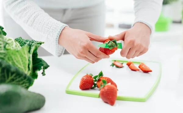 Woman preparing strawberries — Stock Photo, Image