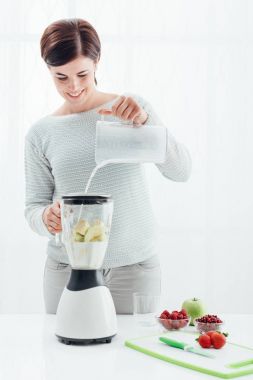 Süt ile kadın hazırlanıyor güler yüzlü