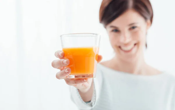 Mujer sosteniendo un vaso de jugo — Foto de Stock