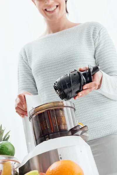 Donna che utilizza un estrattore di succo — Foto Stock