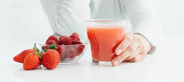 Vrouw gezond vruchtensap drinken — Stockfoto